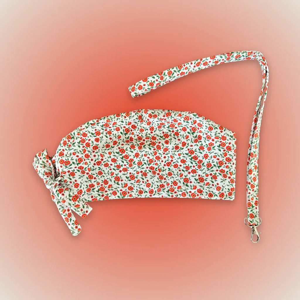 Calot médical en coton - Fleurs rouges Le Petit Atelier du Calot